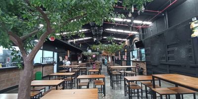 CODIGO  775212 En el corazón de la ciudad, se encuentra este exclusivo local de 20 metros cuadrados en un espacio gastronómico que cuenta con tarima para eventos sociales, ubicado en Boston en una avenida principal con gran flujo peatonal sobre la ruta del tranvía, ideal para emprendedores en busca de un espacio único para su negocio. ¡Contáctenos hoy para programar una visita! Para descubrir más acerca de las increíbles propiedades que ofrecemos, te invitamos a visitar nuestra página web: https://www.rentamospropiedadraiz.com/