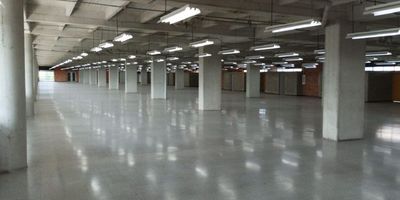 Código: 11613 En arriendo: Encantadora oficina en Medellín, cerca a la Estación Metro Poblado, sector Guayabal. Con 4 modernos baños, y una cocineta, ofrece comodidades como parqueadero,  auditorio, energia 110, vigilancia 24/7 y altura 3.20. Nota: el valor del canon incluye administración ¡Contáctenos hoy para programar una visita! Para descubrir más acerca de las increíbles propiedades que ofrecemos, te invitamos a visitar nuestra página web: https://www.rentamospropiedadraiz.com/