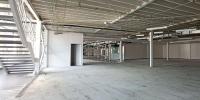 Código: 11607 En arriendo: Encantadora oficina de dos niveles en Bello, sector Niquia. Con 4 baterias de baño, cocineta, ofrece comodidades como parqueaderos publicos, ascensor, doble altura, aire acondicionado, subestación eléctrica propia y cerca a la estación del Metro. 2.000 M2 en primer piso y 1.600 en segundo piso. ¡Contáctenos hoy para programar una visita! Para descubrir más acerca de las increíbles propiedades que ofrecemos, te invitamos a visitar nuestra página web: https://www.rentamospropiedadraiz.com/