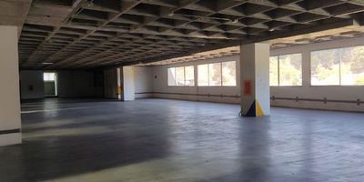 Código: 11566 En arriendo: Encantadora Bodega en Guarne, sector Chaparral. Con 26 muelles, energía trifásica,  vigilancia 24/7, 6 mts de altura y suelo con resistencia de 1 tonelada por m2. ¡Contáctenos hoy para programar una visita! Para descubrir más acerca de las increíbles propiedades que ofrecemos, te invitamos a visitar nuestra página web: https://www.rentamospropiedadraiz.com/