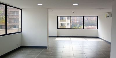 Código: 11535 En arriendo: Encantadora oficina en Medellín, sector Zúñiga. Con 2 modernos baños, cocineta, oficina con una excelente ubicación cerca a la avenida el poblado y a las vegas, y a la estación del metro Aguacatala. ¡Contáctenos hoy para programar una visita y descubra su próximo hogar! Para descubrir más acerca de las increíbles propiedades que ofrecemos, te invitamos a visitar nuestra página web: https://www.rentamospropiedadraiz.com/
