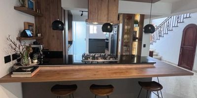 Casa en venta en El Poblado, San Lucas. Cerca de la av El Poblado, fácil acceso. La urbanización cuenta con portería 24/7 y amplias zonas verdes. Con 4 habitaciones, 5 baños, cocina integral, zona de ropas, sala-comedor amplia y balcón con vista panorámica. Además, cuenta con parqueadero privado y cuarto útil. Valor predial: 1.900.000 trimestral. NOTA: Se recibe en forma de pago apartamento de 130 mt2, 3 alcobas, 3 baños, estudio independiente, balcón, hasta $650.000.000 en sectores como Poblado o Envigado, en excelente estado. ¡Agenda tu visita hoy mismo y encuentra tu nuevo hogar! Descubre más propiedades en: www.rentamospropiedadraiz.com Código:11474