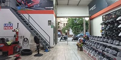 Còdigo:11360 En arriendo: Encantadora bodega cerca al Parque de Envigado, sector Envigado. Con 2  baños, cocineta y 6 metros de altura, 2 bodegas pequeñas en mezanine. ¡Contáctenos hoy para programar una visita! Para descubrir más acerca de las increíbles propiedades que ofrecemos, te invitamos a visitar nuestra página web: https://www.rentamospropiedadraiz.com/