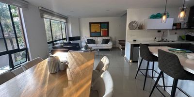 Código: 11315 En venta: Encantadora casa domotizada en Envigado, sector Cumbres. Con 4 habitaciones luminosas más servicio, 5 modernos baños, y una cocina integral, ofrece comodidades como parqueadero, terraza y balcón. Vigilancia 24/7 y áreas de bienestar completan esta excepcional propiedad. Valor administración: 687.000, valor predial: 3.900.000 anual ¡Contáctenos hoy para programar una visita y descubra su próximo hogar! Para descubrir más acerca de las increíbles propiedades que ofrecemos, te invitamos a visitar nuestra página web: https://www.rentamospropiedadraiz.com/