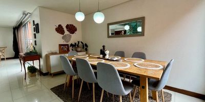 CÓDIGO 11210 HERMOSA CASA EN VENTA BENEDICTINOS, Esta cómoda casa con sus 3 niveles y sus 274 mts, tiene todo el espacio que necesitas para tu familia, Consta de 4 habitaciones, 3 de ellas con aire acondicionado, (habitación principal con jacuzzi y doble Vestier), 4 baños, sala con chimenea, comedor, cocina integral con lava vajillas, gas natural, planta solar, calentador y zona de ropas, cuenta con 4 parqueaderos, tienes un área social con estudio y baño, terraza, zona bbq, jardín con fuente de agua. Además, cuenta con vigilancia 24/7, piscina, zona infantil, salón social, cancha deportiva, gimnasio y amplias zonas verdes. ¡Ideal para disfrutar de comodidad y actividades recreativas en un entorno seguro! Es una de las mejores Unidades del sector y las más completas zonas comunes. Se recibe apartamento de menor valor. ¡Contáctenos hoy para programar una visita y descubra su próximo hogar!