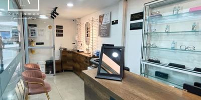 Local en venta en Medellín, CC Punto de la Oriental. Cerca al éxito de San Antonio, con 18 m² más mezanine de 9mts, ubicado en una zona comercial de alto flujo, ideal para atraer clientes y posicionar tu marca. Perfecto para (tiendas, oficinas, cafeterías, boutiques o negocios de servicios). El centro comercial cuenta con escaleras eléctricas, baños públicos y ascensores. Actualmente rentado en $2.088.000 ¡Contáctenos hoy para programar una visita! Descubre más propiedades en: www.rentamospropiedadraiz.com Código: 10975