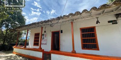 Código: 10983 Excelente casa lote para la venta, ubicada en Envigado sector Loma del Chocho cerca del Mall Terracina. Cuenta con: 3 habitaciones, 2 closets, 2 baños, cocina tradicional, patio, terraza, 5 parqueaderos y zonas verdes. Predial anual $ 2.000.000