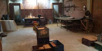 Código: 10848 Excelente local para la venta segundo piso, ubicado en el Centro de Medellín, cerca a los puentes. Cuenta con: 2 baños, oficina. Esta en obra negra