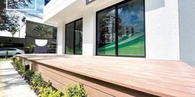 Código: 10374 Excelente local para la venta, ubicado en Envigado al frente de centro comercial. Cuenta con: cocineta y gas natural