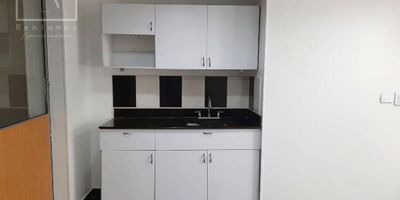 Código: 10329 Excelente oficina para la venta, ubicada en el Centro de Medellín. Cuenta con: aire acondicionado, puerta blindada, un espacio agradable para tu equipo de trabajo, ascensor y portería vigilancia 24/7. Predial $ 600.000