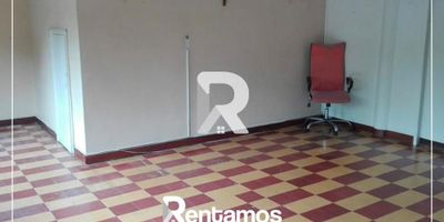 Código: 10144 Excelente casa para la venta, ubicada en Envigado, con destinación mixta (vivienda/comercio) Cuenta con: 12 habitaciones, 5 baños, 2 vestieres, 7 closets, sala/comedor, estudio, cocina sencilla, gas natural y calentador
