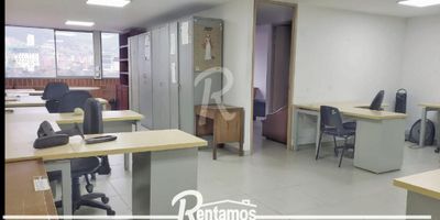 Código: 9944 Excelente oficina para arriendo, ubicada en el Naranjal. Cuenta con: dividida en 14 oficinas, baños internos, divisiones de gerencia, red de voz y datos que los intercomunica a todas las oficinas, aires acondicionados, escaleras eléctricas, ascensor y vigilancia 24/7. . ¡Contáctenos hoy para programar una visita! Para descubrir más acerca de las increíbles propiedades que ofrecemos, te invitamos a visitar nuestra página web: https://www.rentamospropiedadraiz.com/