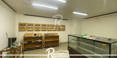Código: 9714 Excelente local para arriendo, ubicado en Envigado. Cuenta con: 2 plantas, planta de abajo con cocineta, bodega y baño.