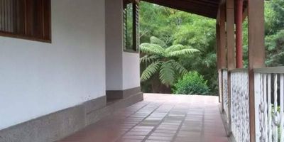 Código: 7869 Excelente casa campestre para la venta, ubicada en la Estrella vía variante Caldas. Cuenta con: 4 habitaciones, 3 baños y 6 parqueaderos