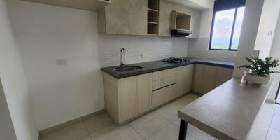 Apartamento en Arriendo en unidad cerrada en Cerritos de facil acceso, con amplios espacios, iluminacion y ventilacion natural, cuenta con  sala-comedor, dos habitaciones y dos baños, pisos en ceramica, cocina integral, estufa y calentador a gas, zona de ropas. La unidad cuenta con piscinas para niños y  adultos, zona de patinaje, placa polideportiva, juegos infantiles, zona de  ciclismo,  zona de yoga, dos salas coworking, gimnasio, zonas verdes, un parqueadero cubierto y un cuarto util. Vigilancia y porteria las 24Horas.  *Inmuebles sujetos a verificación de disponibilidad.*
