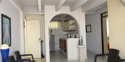 Apartamento en Venta en Unidad Cerrada ubicada en Belmonte cerca a servicios complementarios de la zona, cuenta con sala-comedor, pisos en cerámica, tres habitaciones y dos baños, cocina integral meson en baldosa, estufa y calentador a gas, zona de ropas. La unidad cuenta con parques infantiles, zonas verdes y un parqueadero comunal. Con vigilancia y portería las 24 Hora. *Inmuebles sujetos a verificación de disponibilidad.*
