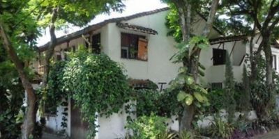  VENTA CASA ESQUINERA DOS PISOS CON APARTAESTUDIOS  EN PRADOS NORTE CALI, excelente ubicacion cerca a la cuarta norte, avenida tercera norte, rodeada de centros comerciales, multiples servicios, vias de acceso y de transporte, la casa principal consta en primer piso sala comedor, baño, cocina, segundo piso 4 alcobas y hall de tv, dos baños uno en la alcoba principal, zona de oficios, y dos balcones uno en la alcoba principal. Cuenta con antejardin y acceso a 4 apartaestudios en el primer piso y uno en segundo piso con terraza. Cada apartaestudio tiene cocineta, salon social, baño y zona de oficios. SOLO EFECTIVO

 
