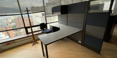 Oficina en arriendo en Medellín, AV oriental. Cerca al Camino Real y la Clínica Soma, con 135 m², ubicada en una zona comercial de alto flujo, ideal para atraer clientes y posicionar tu marca. Incluye cocineta, baño mujeres y hombres, recepción con sala de espera, puerta eléctrica, archivadores modulares última generación, sala de juntas, 14 puestos de trabajo  y excelente vista, el edificio cuenta con portería 24/7, con fácil acceso a estacionamiento y transporte público. ¡Contáctenos hoy para programar una visita! Descubre más propiedades en: www.rentamospropiedadraiz.com Código: 775520