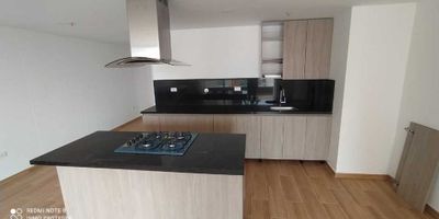 Excelente apartamento para estrenar muy bien ubicado, cerca al jumbo de las Vegas, Euro de la frontera, excelente transporte, zona muy tranquila, excelente vista, el apto es un piso 14 con excelente vista, sala comedor, un balcón cocina integral, zona de ropas aparte, 3 habitaciones, 2 closet, un vestier, parqueadero y cuarto útil.
