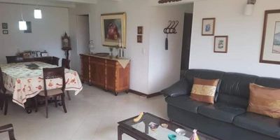 Este hermoso apartamento se encuentra ubicado en la tranquila ciudad de Envigado, en el departamento de Antioquia. Con una ubicación privilegiada dentro de esta hermosa ciudad, podrás disfrutar de una vida tranquila y alejada del caos de la ciudad, sin sacrificar la comodidad y accesibilidad a distintos servicios.

Con una superficie total de 123 M2, este apartamento te ofrece una amplia área de terreno y construida, así como una cómoda área privada de 123 M2, distribuidas de manera inteligente para aprovechar al máximo el espacio.

El apartamento cuenta con 3 acogedoras alcobas, perfectas para alojar a tu familia y amigos, así como 2 baños completos que te ofrecen la comodidad y privacidad que necesitas. Además, cuenta con un baño auxiliar para mayor comodidad de tus invitados.

Su cocina integral, equipada con todo lo necesario para preparar deliciosas comidas, y su espaciosa sala de estar, son perfectas para pasar momentos inolvidables en familia. También cuenta con calentador y clósets para mantener tus pertenencias organizadas y en perfecto estado.

Moverte dentro del edificio será fácil y cómodo gracias a su ascensor, y podrás estacionar tu vehículo sin preocupaciones gracias a su garaje privado. Además, el edificio cuenta con portería y recepción las 24 horas del día, para brindarte mayor seguridad y tranquilidad.

Si te preocupa la accesibilidad a transporte público, no hay de qué preocuparse, ya que el apartamento se encuentra cerca de distintas rutas de transporte. También podrás disfrutar de un área residencial rodeada de hermosas zonas verdes, perfectas para salir a caminar o hacer ejercicio al aire libre.

Finalmente, su ubicación en una zona residencial te garantiza una vida tranquila y apacible, pero a la vez cerca de distintos servicios y comercios. No pierdas la oportunidad de adquirir este maravilloso apartamento en una de las mejores zonas de Envigado. ¡Contáctanos hoy mismo y haz realidad tu sueño de tener una propi
