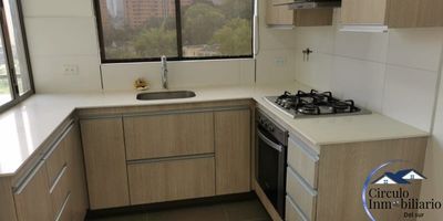 Arriendo de apartamento en Medellín, Antioquia, en el barrio SANTA ROSA DE LIMA. Este inmueble de 91 m² construidos ofrece 2 habitaciones y 2 baños completos. Disfrute de una excelente vista panorámica desde el apartamento 802. Incluye 3 parqueaderos para su comodidad. Su ubicación estratégica facilita el acceso a servicios y puntos de interés en la ciudad. Canon de arriendo: $5,000,000. Contáctenos para más detalles a través de WhatsApp, quiero que me contacten o vea nuestros teléfonos.