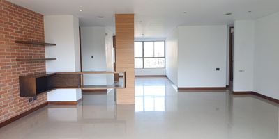 Apartamento en arriendo en unidad cerrada cercano a iglesias y servicios complementarios, rutas de transporte, estratégica ubicación. Cuenta con piso en porcelanato y madera, puerta de seguridad, sala y comedor independiente, estar de tv, 3 alcobas con baño en cada una, cocina integral semiabierta tipo americano, alcoba y baño de servicio, balcon y parqueaderos lineales cubiertos . Edificio con piscina, gym, salon social, sauna, parque infantil, zonas verdes, vigilancia 24 horas, citofonia y circuito cerrado de tv *Inmuebles sujetos a verificación de disponibilidad.*

