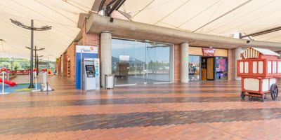 PADS te ofrece a la venta o arriendo un local comercial en una excelente ubicación, en BIMA, al norte de nuestra ciudad.

Se trata de un amplio local, ideal para colocar la mejor vitrina de tu negocio. 

Ubicado en el segundo nivel, se encuentra frente a las escaleras por lo que su ubicación es ideal. Tiene 214 m2 y mezzanine. 

Si quieres conocerlo, contáctanos.