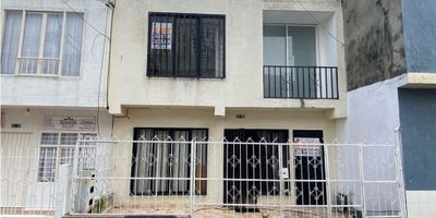 Se vende casa bifamiliar al sur de Cali, en el barrio Panamericano. Consta de dos niveles independientes con renta, ideal para inversión. Tiene 148 m² construidos: el primer nivel cuenta con tres habitaciones con clóset, sala-comedor, cocina semi integral y baño social; el segundo nivel ofrece dos habitaciones, sala-comedor, cocina semi integral, zona de oficios y baño social. La propiedad termina en plancha completa, con servicios independientes y un antejardín amplio. Está ubicada cerca de vías principales como la Pasoancho y la autopista sur oriental, con fácil acceso a transporte público. Actualmente la casa está alquilada y no se puede mostrar, se vende únicamente como opción de inversión. Cod 7437831 
