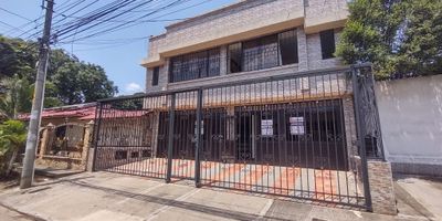 Increíble oportunidad de inversión disponible para ti. Está casa-apartamentos está ubicada en el barrio Cuarto de Legua cerca a la calle 5ta, la universidad Santiago de Cali, restaurantes, parques y distintos supermercados por la zona. El inmueble se distribuye en dos pisos, el primer piso consta de una Casa independiente con sala, comedor, estudio, 4 habitaciones con closet, 3 baños, 2 patios internos, zona terraza y BBQ. En el mismo primer piso encontraras un Apartaestudio con sala-comedor, una habitación, baño, cocina y zona de oficios. En el segundo piso se encuentras 2 apartamentos completamente independientes, con sala comedor, cocina integral, uno de los apartamentos con 3 habitaciones y el otro apartamento con 2 habitaciones todas con closet, 2 baños por cada apto y un estudio en uno de los apto. Esta casa-apartamentos es una gran oportunidad para invertir y generar ingresos. No dudes en contactarnos para brindarte asesoría personalizada, agenda tu cita.