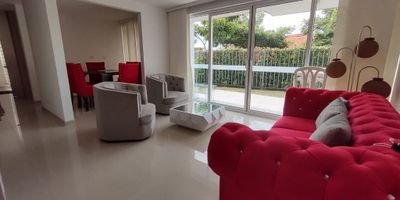 Hermoso apartamento amoblado en alquiler en El Castillo – primer piso, Cuenta con sala-comedor con balcón, cocina integral tipo americana, zona de oficios, estar o estudio, baño auxiliar, 2 habitaciones, principal con baño privado y vestier.
zonas comunes con piscina para adultos y niños, kiosco social, zonas verdes, juegos infantiles y parqueaderos. Ubicado cerca de colegios, universidades y centros comerciales.

El valor del canon incluye la administración.
¡Agenda tu cita y conoce este espectacular apartamento!