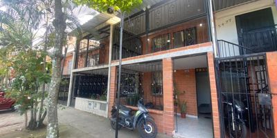 Casa en Venta y Alquiler – Oriente de Cali

Excelente casa de dos niveles sobre vía principal.
Primer nivel: sala comedor, baño social, cocina integral a gas, zona de oficios y una habitación con clóset.
Segundo nivel: dos habitaciones con clóset, baño de alcobas, zona de estudio y balcón con rejas de seguridad.
Cuenta con antejardín enrejado y parqueadero para moto.

Venta: $300.000.000
También disponible en alquiler.

¡Contáctanos para más información o agendar tu cita!