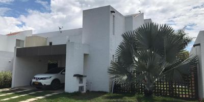 Hermosa Casa Campestre de dos niveles recién remodelada, ubicada en Hacienda el Castillo, cerca de los principales Colegios y Universidades. El Primer Nivel consta de Sala Comedor Amplia, Terraza espaciosa con cubierta en medio de un hermoso Jardín Interior, Ducha al aire libre, espacio para Jaccuzi o piscina, Cocina con mesón de  mármol estilo americano con gas propano, comedor auxiliar, Habitación o Estudio con Baño. Deposito, Zona de Oficios con instalación para lavadora, Alcoba de Servicio con baño. Parqueadero cubierto para dos vehículos y espacio para parquear 2 vehículos más. El segundo Nivel consta Habitación Principal con Baño, Vestier, Closet y Terraza cubierta; Dos habitaciones con baños cada una, Hall de alcobas, todas las habitaciones cuentan con aire acondicionado. La unidad residencial cuanta con Piscina para adultos y niños, Jacuzzi, Turco, Gimnasio dotado, Juegos para niños y Salón Social. Parqueadero de Visitantes, Vigilancia 24/7.