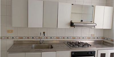 Si buscas un lugar donde la tranquilidad se mezcle con la comodidad, esta casa campestre de 2 niveles en el sector San José, Envigado, es ideal para ti. Con 120 metros cuadrados, ofrece un espacio acogedor para disfrutar con tu familia. Cuenta con 3 habitaciones, cada una con su propio closet, y 4 baños que brindan el confort que necesitas en tu día a día.

La cocina integral es perfecta para preparar tus comidas favoritas, y la zona de ropas con alcoba de servicio añade un toque práctico a tu rutina. Los pisos de cerámica facilitan el mantenimiento, y el balcón con ventanal te conecta con el entorno natural, permitiéndote relajarte mientras disfrutas de la vista.

La casa tiene portería 24 horas, asegurando tu tranquilidad, y un parqueadero con capacidad para 3 carros, perfecto para familias con varios vehículos. Ubicada en un estrato 4, cerca de la Institución Educativa Comercial de Envigado y a solo minutos del parque principal de Envigado, esta casa tiene acceso a un excelente transporte público, incluyendo alimentadores al metro, lo que la hace muy conveniente para desplazarse. Es un lugar tranquilo, ideal para quienes valoran la calma y el bienestar.

Código de referencia: S714.
