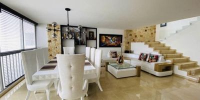 vc Penthouse con excelentes acabados de lujo, tipo dúplex en el Condominio Tribek. Ubicado al norte de la ciudad de Popayán, diagonal al Centro Comercial Terraplaza, cercano a reconocidas instituciones educativas, supermercados, restaurantes y droguerías; además tiene fácil acceso a transporte público.  El Condominio cuenta con: Terrazas Comunes – Salón Social – Piscina Climatizada – Senderos Ecológicos, Zona de juegos para niños, y prontamente se hará el equipamiento para el Gimnasio.
El Apto de 192.74 m2 cuenta además con un Área libre de 43.82 m2 (área libre Techada) Al entrar en el apartamento encuentras una sala de TV  y un hall que nos lleva a una amplia zona social con sala-comedor en un solo espacio, cocina integral abierta moderna y equipada (Estufa - Horno y Campana extractora) con acabados especiales en cerámica y piedra decorativa. Goza de una excelente iluminación gracias a sus ventanales de piso a techo.