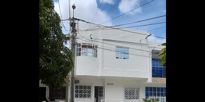 CASA EN VENTA, CAMPESTRE

En el primer piso se encuentra, sala, comedor, tres habitaciones, una alcoba principal con baño interno y las otras tres con baño compartido, cocina enchapada con mesón en marmolina, instalaciones del gas, para la estufa, patio amplio de 5*6.52, aproximadamente 32.6 Mt², el cual sirve de parqueadero cubierto.

En el segundo piso, se encuentran Ocho (8) habitaciones, cada una con baño interno, amobladas, una cocina y cuarto de san alejo, ubicado bajo las escaleras que comunican al tercer piso, en el cual se encuentra una amplia terraza cubierta y zona de labores.

CODIGO WASI 8018160
