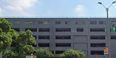 Descubre esta exclusiva oficina ubicada en el corazón de la ciudad. Con una superficie de 46.04 metros cuadrados, este espacio ofrece un ambiente profesional y elegante para tu negocio. Con un baño completo y una ubicación privilegiada, esta oficina es ideal para aquellos que buscan un lugar estratégico para sus operaciones. No pierdas la oportunidad de hacer crecer tu empresa en este distinguido entorno. ¡Contáctanos para más información!