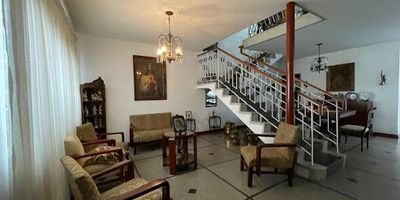 Casa en venta, sector de Belén Rosales, se destaca por su excelente ubicación con acceso fácil a servicios, supermercados y centros comerciales. Con un lote de 180 metros cuadrados y una construcción actual de 330 metros cuadrados, la casa ofrece amplios espacios y la posibilidad de expandirse hasta 120 metros cuadrados adicionales. La vivienda cuenta con una sala y comedor luminosos, una cocina bien equipada, siete habitaciones, cuatro baños y opciones para áreas adicionales como un estudio o gimnasio. Los exteriores incluyen un jardín y espacio para estacionar dos vehículos en línea. Su ubicación y flexibilidad de expansión la convierten en una opción ideal para quienes buscan comodidad, conveniencia y personalización.