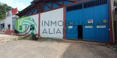 Bodega amplia. ubicada en la calle principal vía El Reten con área de 491M2. Consta ingreso puerta de vidrio oficina que consta de sala, 1 habitación, zona de cafetería, 1 baño, ingreso a la bodega cuenta con ingreso portón, zona amplia y bien distribuida, 1 habitación con 3 estantes, baño, lavadero. Cuenta con aire acondicionado de 12000 Btu.