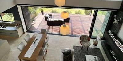 Venta de casa lote en parcelación en la Estrella, te ofrecemos esta hermosa y amplia casa muy campestre, y con una excelente vista, cerca a todo lo comercial y urbano del sector. con un diseño moderno e innovador, cuenta con 3 alcobas mas la de huéspedes, biblioteca, estudio y la alcoba de servicio, cocina integral abierta, cuarto de ropas, 3 parqueaderos cubiertos y 5 descubiertos, jacuzzi, muchos arboles frutales. Para mas información comunícate con nosotros, llama ahora.