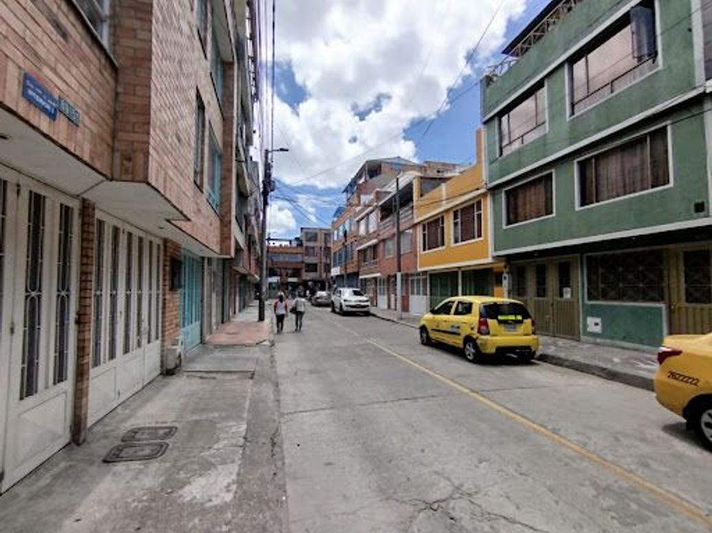 Casa de 9 alcobas en venta en Villas El Dorado San Antonio, Bogotá, 274 m² · foto 2 de 20