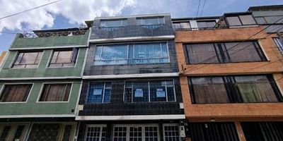 Casa de cuatro niveles ubicada en Engativá, barrio Villas del Dorado. En el primer piso cuenta con un local con baño, un espacio para cocina y un cuarto independiente.El segundo piso dispone de tres alcobas con clóset, un baño, sala-comedor, cocina integral y zona de ropas. En el tercer piso se encuentran tres alcobas, dos con clóset, una cocina integral, un baño, sala-comedor y un estudio. Finalmente, el cuarto piso ofrece dos alcobas con clóset, un baño, cocina integral y un patio de ropas cubierto.La propiedad cuenta con servicios compartidos de luz, agua y gas. Además, ofrece cómodas vías de acceso como la calle 72 y se encuentra cerca de la parroquia Santa María Virgen, el Parque El Carmelo y a pocos minutos del centro comercial Diver Plaza.