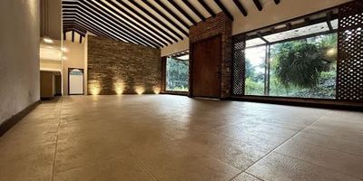 Se vende elegante residencia de 290 m construidos sobre un lote de 720 m, ubicada en una exclusiva unidad cerrada con portón. Esta impresionante propiedad cuenta con una terraza privada, 4 alcobas, 5 baños más alcoba de servicio con baño, una moderna cocina integral abierta, biblioteca y destacada doble altura. Además, dispone de 3 parqueaderos descubiertos y un práctico cuarto útil. Disfrute de una ubicación privilegiada, a pasos del Centro Comercial City Plaza. Código de Abad Faciolince CAS2350. Asesor Mauricio Correa 3127578505 