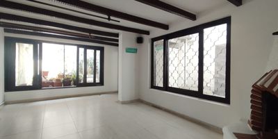 Atencion emprendedores y comerciantes! Se arrienda espectacular casa comercial en el sector de Belen, cerca a la glorieta de Bulerias. Espacios amplios y muy bien iluminados, con acabados de primera, lista para adaptarse a tus necesidades. Ubicada en un entorno tranquilo y con excelentes rutas de transporte para facil acceso. No dejes pasar esta oportunidad para tu negocio! Agenda tu cita y conoce este espacio ideal para impulsar tu proyecto.