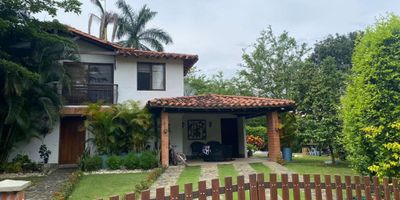 Hermosa casa de 2 niveles construida en un área de 296 m2 con 4 habitaciones, 3 baños, cocina tipo americana,  sala, comedor, estudio, zona de lavandería , habitación de servicio y bodega. La habitación principal esta acondicionada con un vestier muy amplio y baño panorámico con tina, la propiedad cuenta con  amplias zonas verdes, casa miniatura para niños,  parqueadero para 4 vehículos, zona BBQ, jacuzzi  y chimenea. Terreno  de 894 m2  en condominio con excelente seguridad, unidad provista de zonas verdes, senderos ecológicos, parqueadero para visitantes, piscina para adultos y niños, zona de juegos  y canchas múltiples. El condominio cuenta  con acueducto propio y planta de energía. Casa cerca a los principales colegios y  universidades de la ciudad a  tan solo 5 minutos de jardín plaza. Indiscutiblemente esta es una gran opción de vivienda, si deseas mayor información no dudes en contactarnos, agenda tu cita, no pierdas esta gran oportunidad.