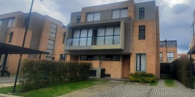 Arriendo casa bifamiliar de 3 niveles (Disponible para 1 Octubre 2025),  con lote de 167.63 m2, 4 habitaciones , estudio, 4 baños (habitación principal con walking closet, balcón y baño en segundo piso, habitación y/o family room en tercer piso con baño y terraza, 2 habitaciones con baño compartido en segundo piso, baño social en primer piso) terraza con zona verde,  sala  - comedor con chimenea, cocina abierta, zona de lavandería independiente.  2 parqueaderos y depósito.
Zonas sociales:  piscina, sauna y turco, salón de eventos, cancha de microfútbol, cancha de tenis, zona de gimnasio, zonas verdes, 4 parques infantiles.