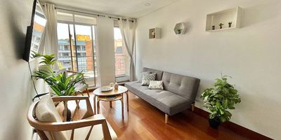 Apartamento amoblado para arriendo, ubicado en San Patricio. Es un apartamento en un 4to piso exterior con muy buena luz y mobiliario muy agradable y moderno. Son 62 metros, 1 alcoba y estudio, 2 baños, balcon con acceso desde la sala comedor y la alcoba principal, cocina abierta, zona de lavanderia y 1 parqueadero. El edificio tiene vigilancia 24 horas, gimnasio y salon comunal. 
Se puede alquilar por menos de 1 año. El valor mensual con administracion es de COP 4.632.100
San Patricio es un barrio ubicado entre las calles106 y 112 entra la carrera 15 y la autopista. Es residencial con parques, siendo el Parque Lineal Molinos uno de sus mayores atractivos. Tambien hay una zona comercial con restaurantes, bancos, centros medicos, oficinas (teleport, Calle 100, Av 19), jardines infantiles, colegios. Tiene muy buenas vias de acceso, transporte publico y ciclorrutas permitiendo llegar facil a toda la zona norte de Bogota