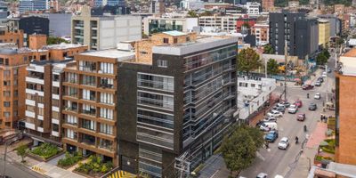 VENDO edificio en el barrio Chico en Bogota en la esquina de la calle 95 con carrera 16. Con un área útil de 2.417 m2, distribuidos en 7 pisos completamente abiertos, para diseñar los espacios de acuerdo a necesidades o requerimientos específicos, Cada piso tiene 2 baterías de baños, 2 cocinetas y 2 puntos aseo.  Sótano de 1.039 m2 en dos niveles con 44 parqueaderos. Tiene tanques de agua subterráneo con equipo hidroneumático y sub estación eléctrica, rociadores de agua, circuito cerrado.