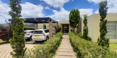 Casa de un piso. 4 habitaciones (principal con closet y walking closet, baño con Jacuzzi y terraza, 3 habitaciones con baño) , 5 baños. Sala comedor con chimenea y vista panorámica al valle. Cocina abierta, depósito alacena y cuarto de lavandería. Estudio, sala de televisión. Lote con cancha de futbol, fogata y zonas verdes. 7.5 hectáreas destinadas a parque comunal con caballerizas, canchas deportivas, Club house con salón de negocios, teatrino, piscina y zona húmeda (jacuzzi - B. turco). Sistema CCTV y cerca eléctrica. Condominio a 5 minutos del municipio de Sopo (4,1 km) y 30 minutos del peaje autopista norte Bogotá. Conjunto residencial con paisaje de naturaleza y zonas verdes. A pocos minutos de centros comerciales, educativos, corporativos y sociales. Se arrienda amoblada $12.500.000