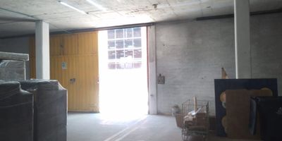 Bodega independiente en arriendo cerca a parques, restaurantes, vias principales, supermercados y servicios complementarios. Piso en mortero, 4 espacios, dos niveles, baños, cocineta, piso reforzado de 3 toneladas, energia trifasica, KVA 35, transformador, puerta camion de 3.80x4m, altura interna de 4.20m, area de oficinas y cuarto util. Mezanine de 70 M2. *Inmuebles sujetos a verificación de disponibilidad.*

