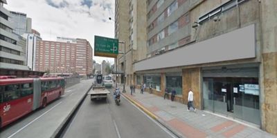 Arriendo local exterior en primer piso,  posibilidad de arriendo desde 250M2 hasta 918M2, ubicado en el Edificio Residencias Colon, sector Centro Internacional, cuenta con vitrinas sobre la carrera 10, rodeado de un sector comercial, financiero, servicios, buenas vías de acceso y gran visibilidad, edificio con control de incendios, planta eléctrica de suplencia total, tanques de reserva de agua, 13 pisos de oficinas y apartamentos, circuito cerrado de TV y vigilancia 24/7.